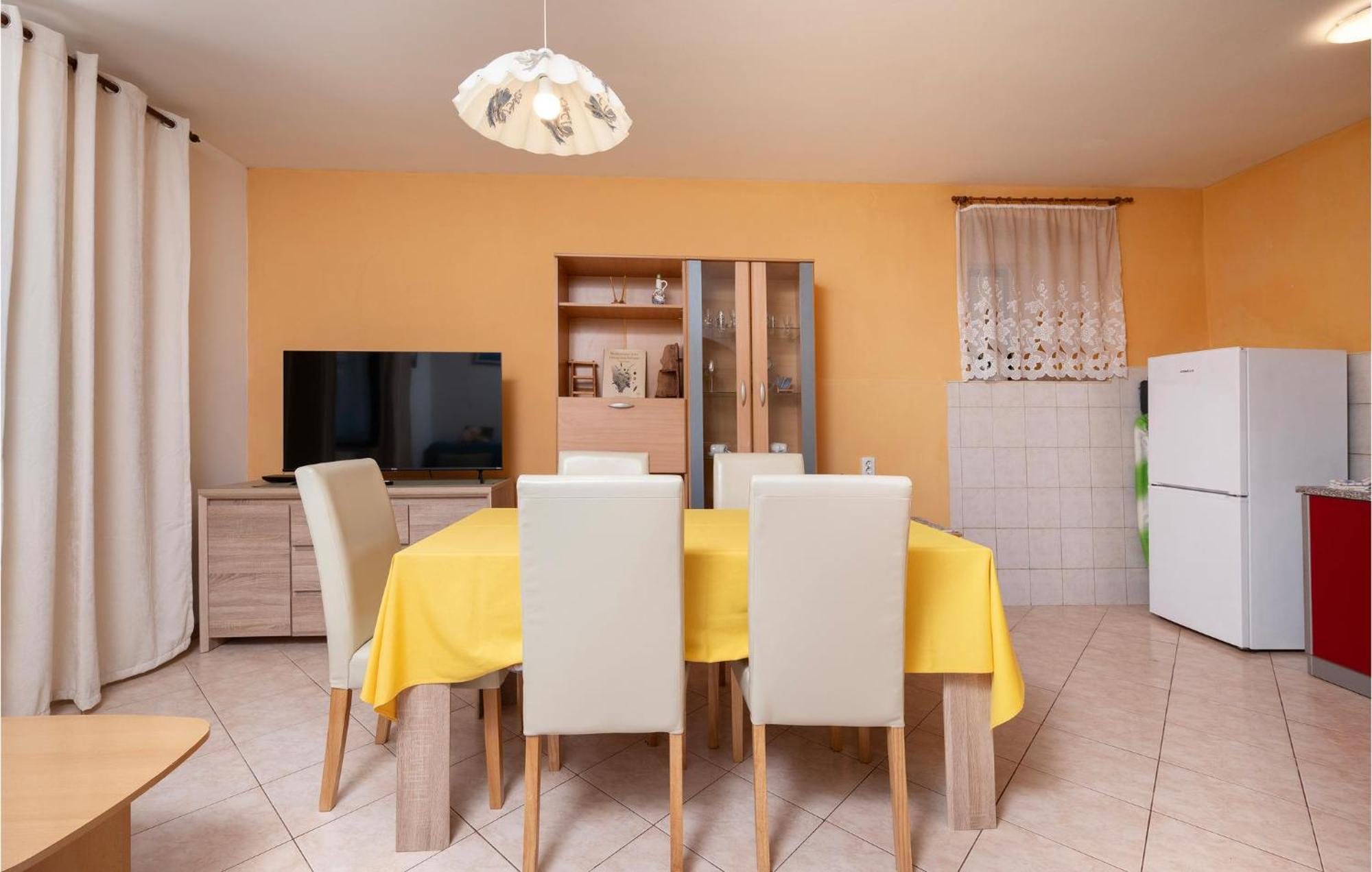 Cozy Apartment In Fazana With Kitchen Екстер'єр фото